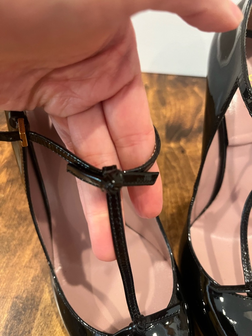 Gucci Black Patent Heel Shoes with Bow Detail, Size 38.5 - Picture 2 of 7